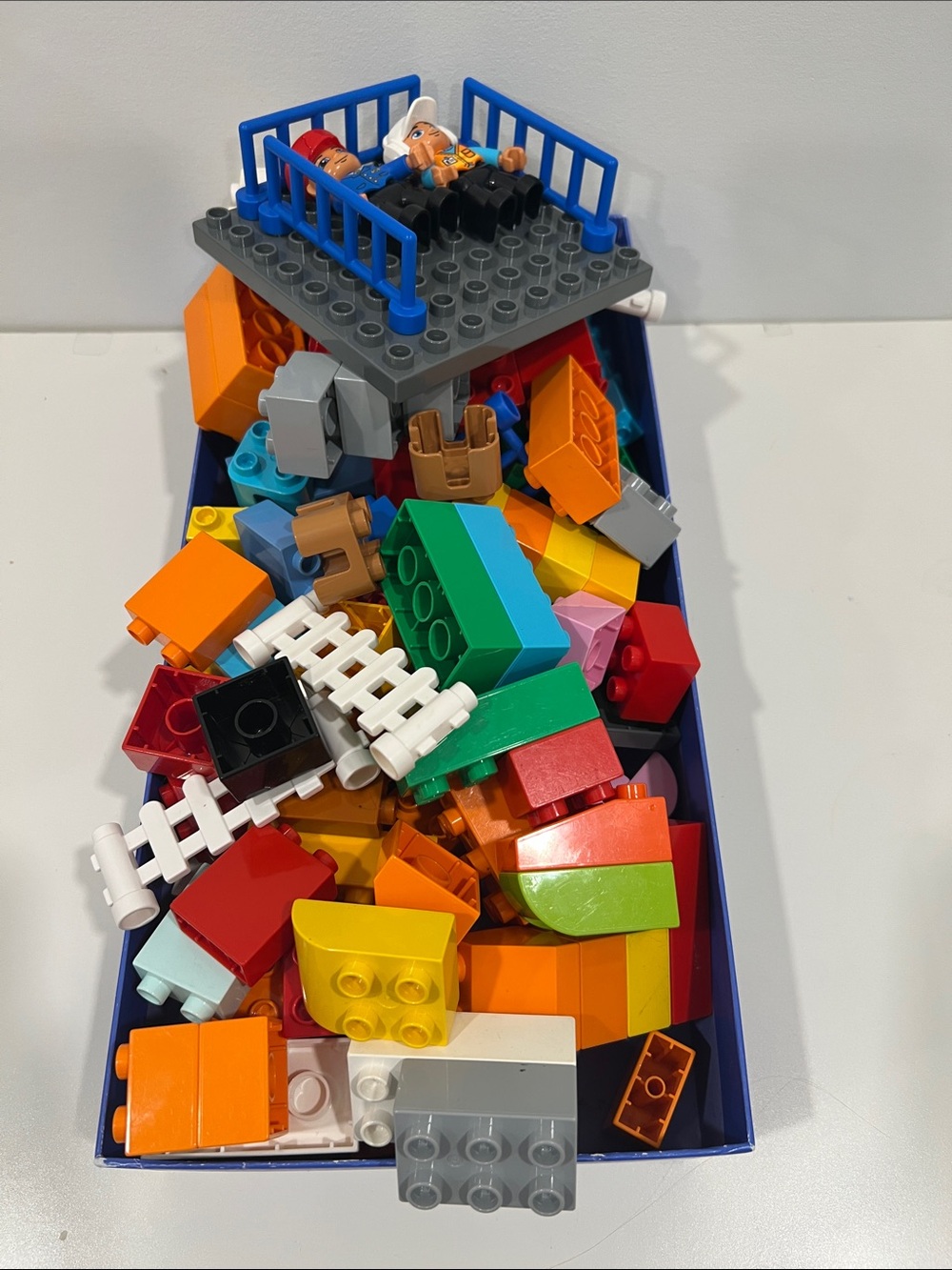 LEGO DUPLO Starter Bundle - Big Box of bricks, 2 figures - Clean - Toddler toy